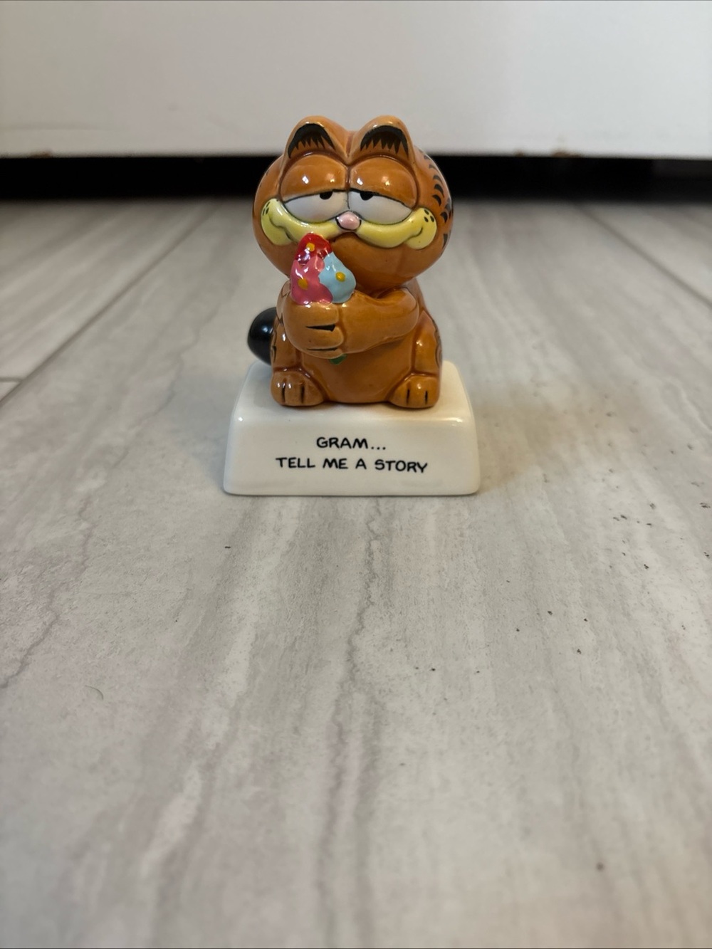 1981 Vintage Enesco Garfield Ceramic Figure Gram Tell Me A Story figurine